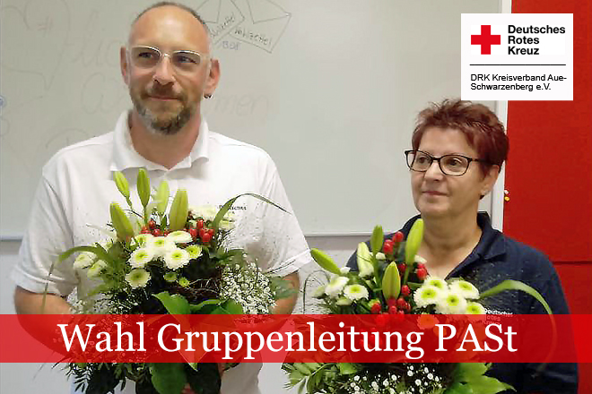 Die gewählten Personen mit Blumenstrauß in der Hand