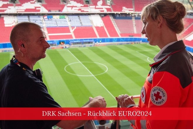 Martin Dittrich (links) und Franziska Weiß vom DRK Sachsen, im Hintergrund Spielfeld und Tribüne vom EM-Stadion in Leipzig