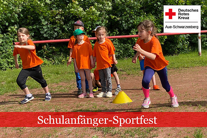 Kinder starte zum 60-m-Sprint