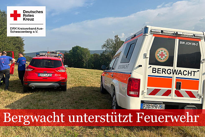 Bergwacht unterstützt Feuerwehr: Einsatzfahrzeuge der Bergwacht und der Feuerwehr auf einem Feld